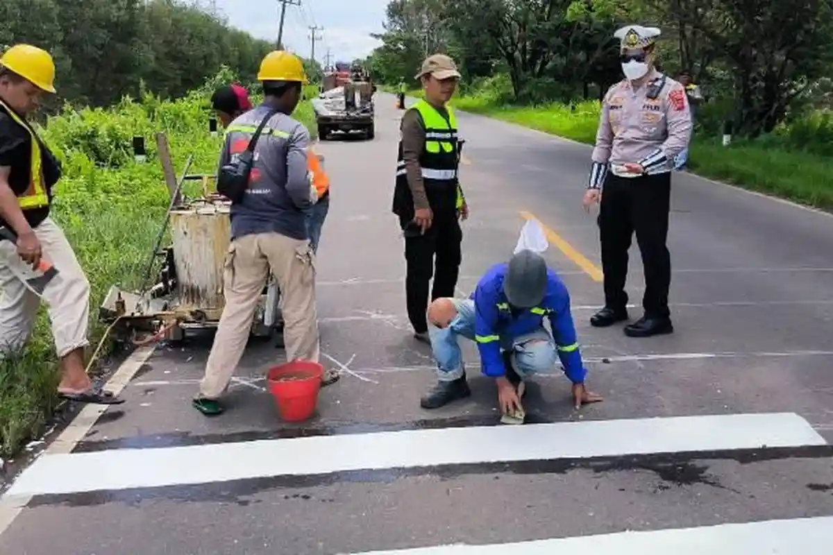 Antisipasi Kecelakaan, Sepanjang Jalan WKS dan Kota Baru Dipasang Pita Penggaduh Jalan