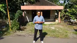 Wartawan-Tribunnews-Setya-Krisna-Sumargo-di-depan-rumah-kontrakan.jpg