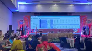 Saksi-Parpol-Protes-KPPS-Waliko-Buteng-Lupa-Simpan-Surat-Suara-di-Jok-Motor-Saat-Pleno-KPU-Sultra.jpg