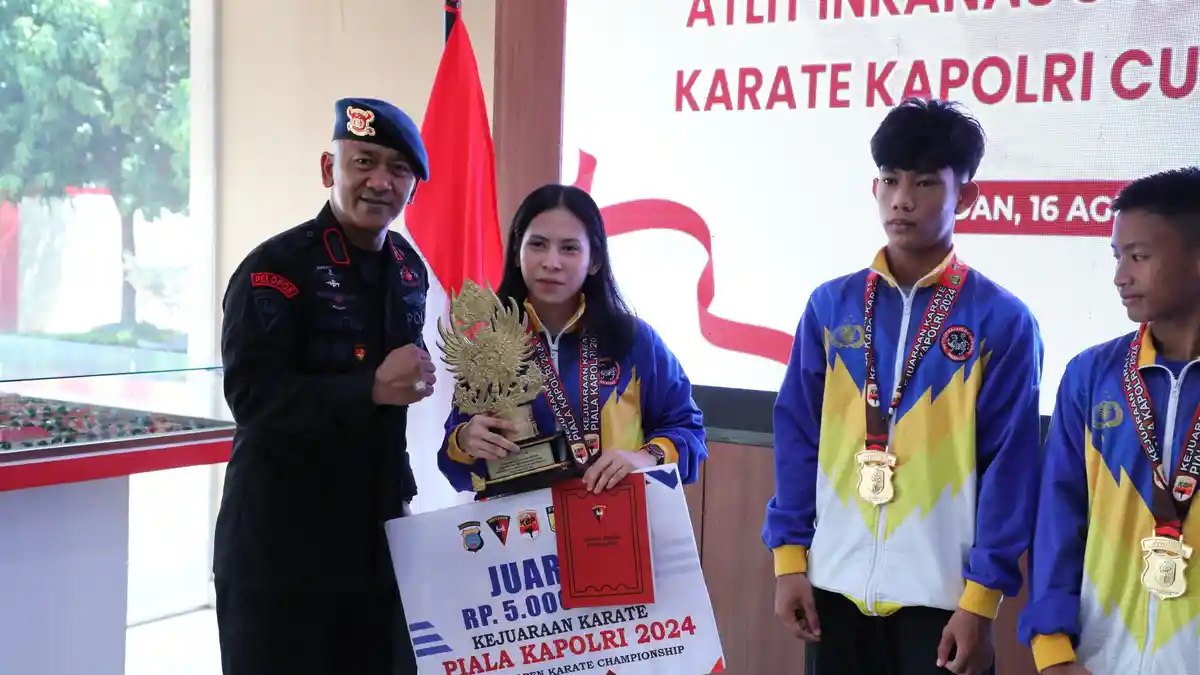 Dansat Brimob Beri Reward Pada Atlit Inkanas yang Jurai Kejurnas Karate Kapolri Cup
