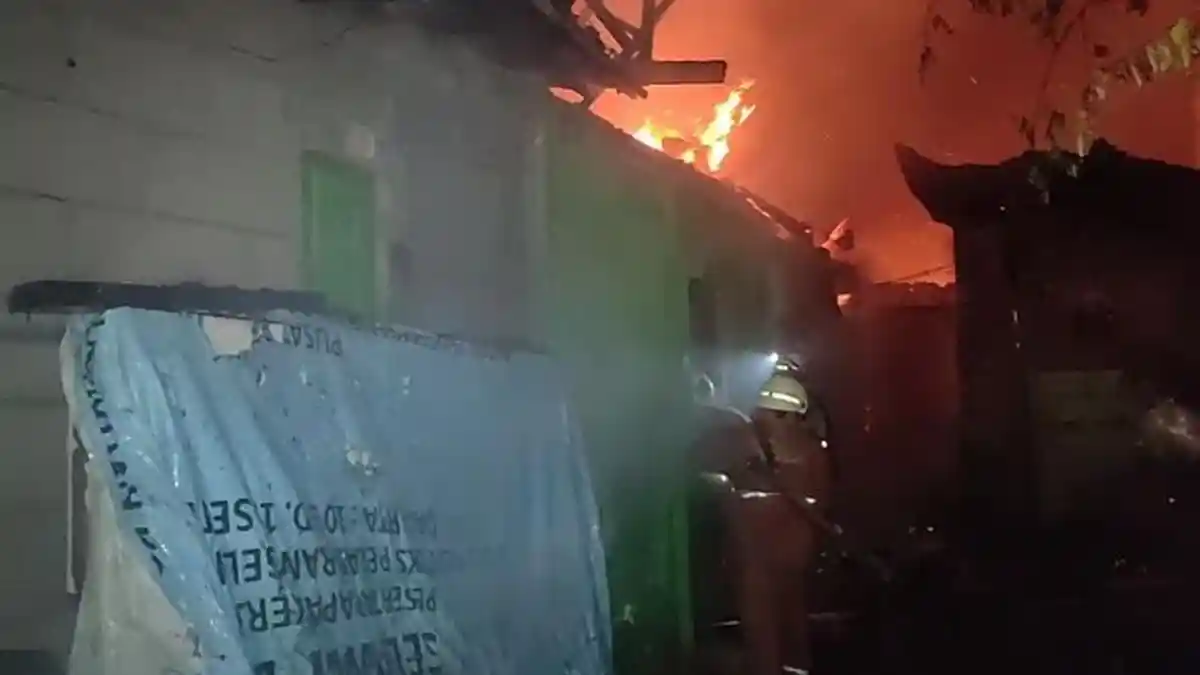 Permukiman Padat Penduduk di Cakung Terbakar, 15 Rumah Ludes Dilalap Api