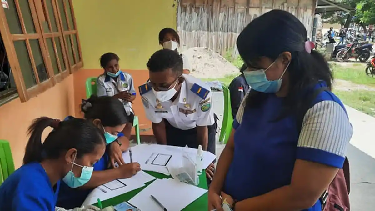 Tim Medis Puskesmas Namfalus Layani Vaksin Covid-19 di Diskominfo Malaka