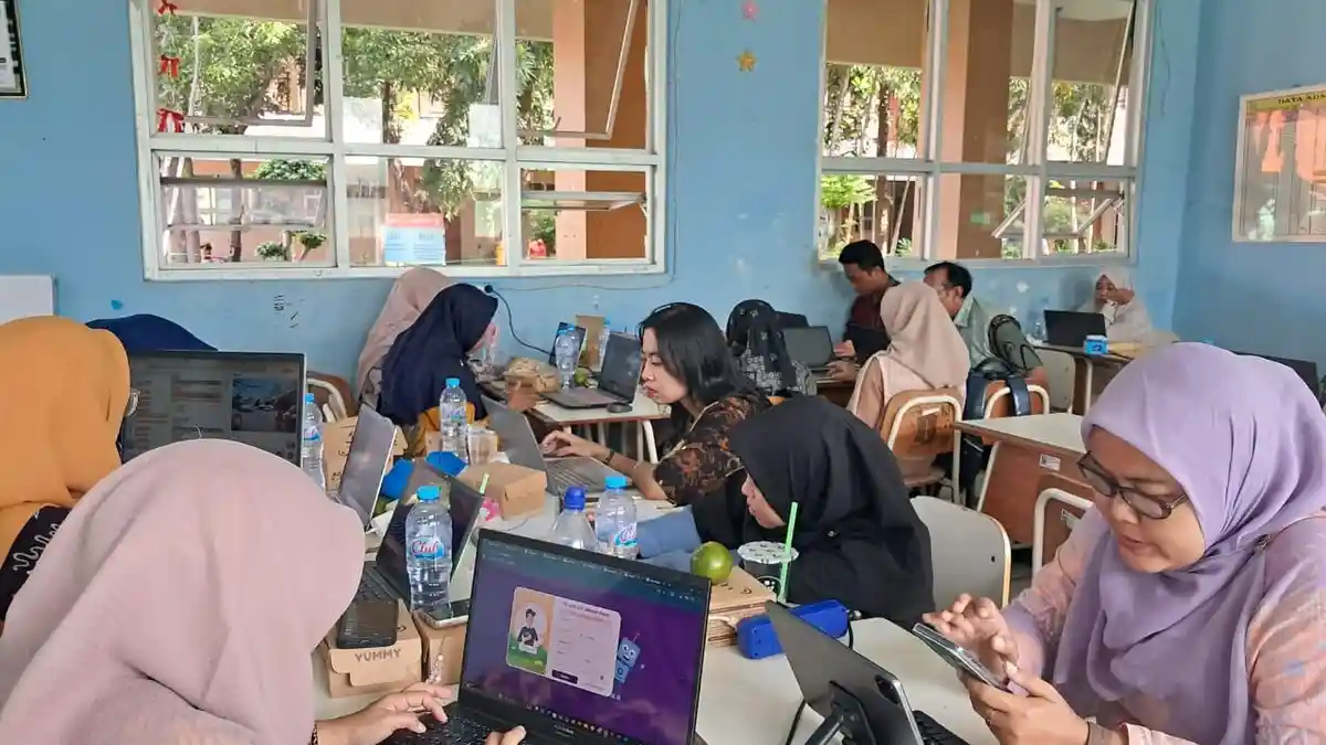 Puluhan Guru SMP di Surabaya Ikuti Pelatihan Koding dan AI yang Digelar Serentak se-Indonesia