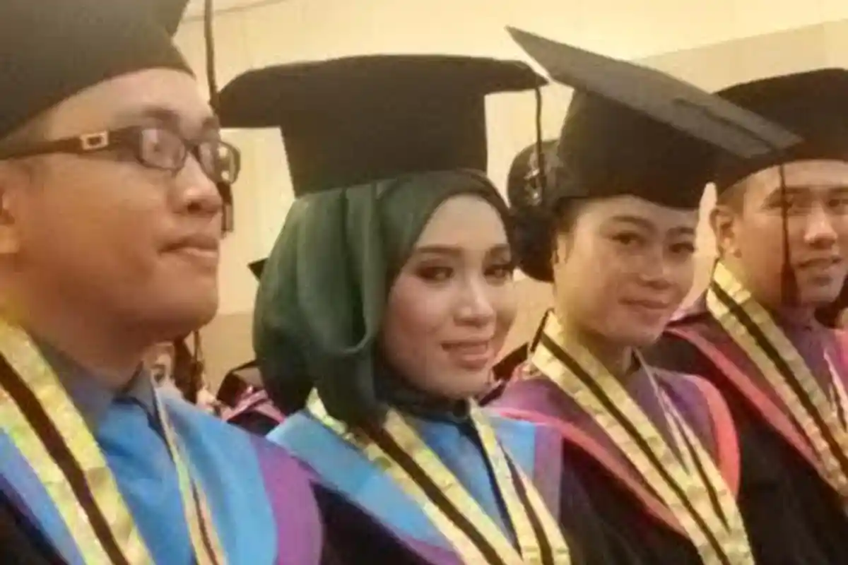 Hardini dan Muhammad Husni Wisudawan Terbaik Akpar Makassar