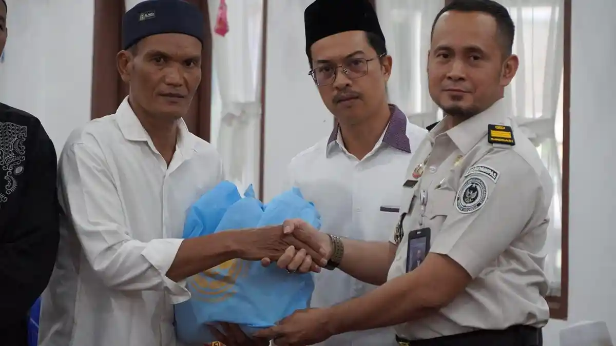 Menteri Imigrasi dan Pemasyarakatan RI Agus Andrianto Santuni 1.000 Bilal Mayit dan Najir Masjid