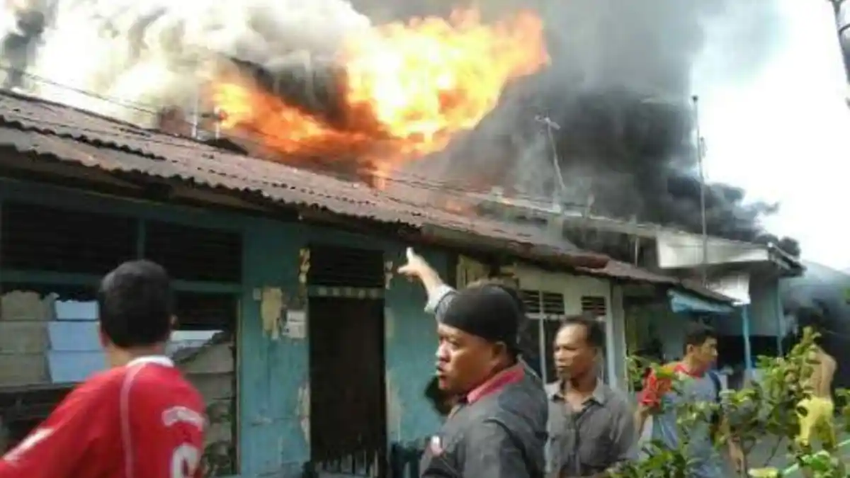 12 Rumah Semi Permanen di Pontianak Utara Terbakar