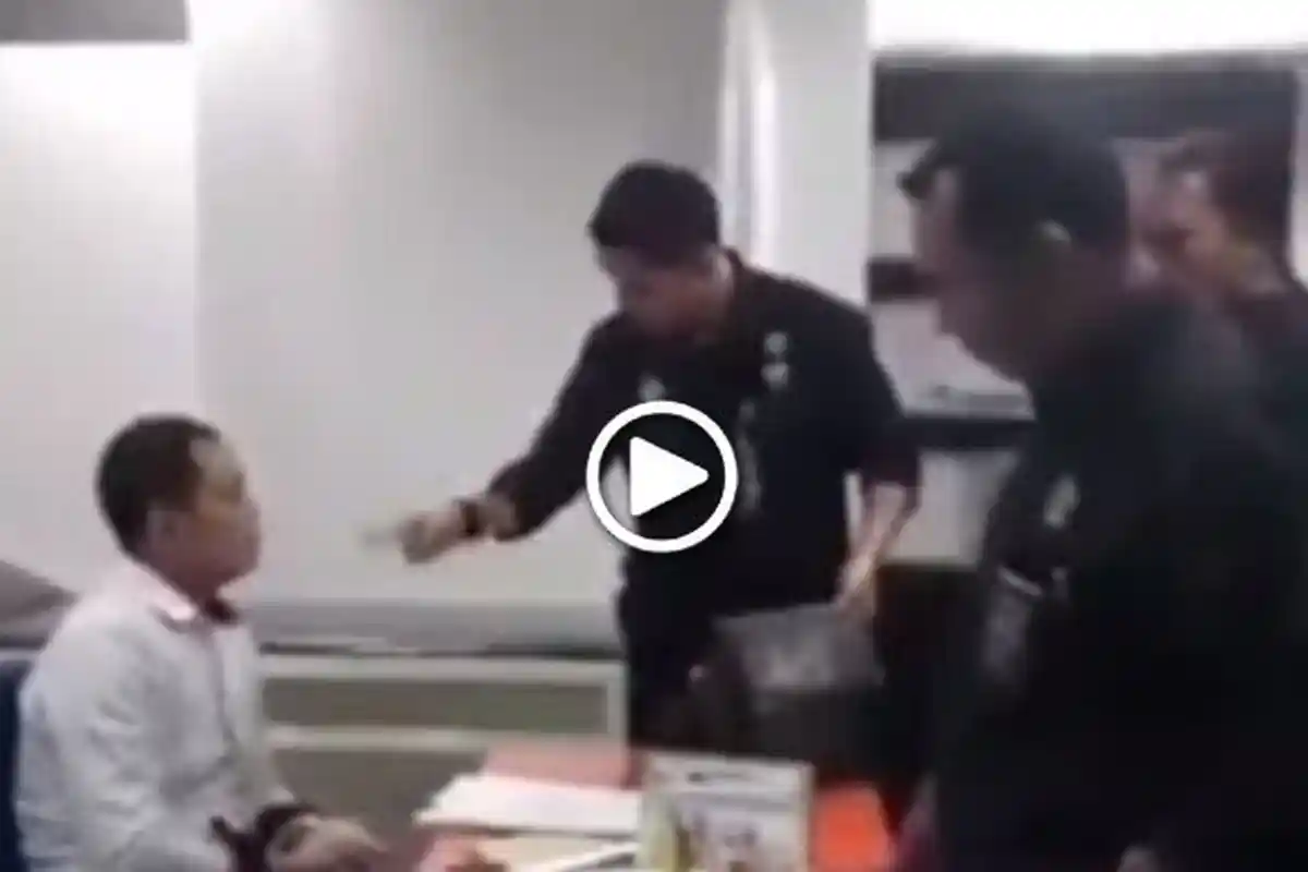 [VIDEO]: Anggota 'KPK' Ngamuk di Rumah Sakit,Tunjuk-tunjuk Dokter Sambil Pukul Meja