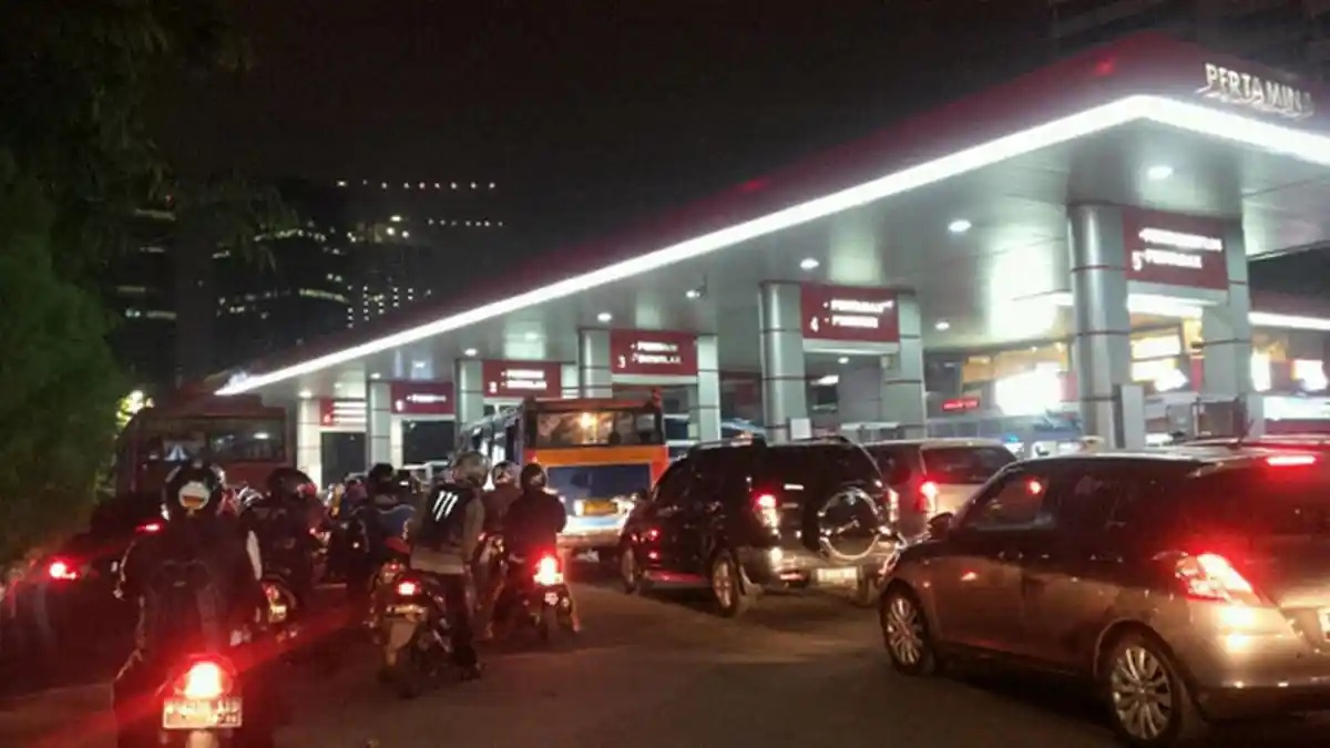 Antrean di SPBU Sultan Agung Lampung Sampai Macetkan Jalan