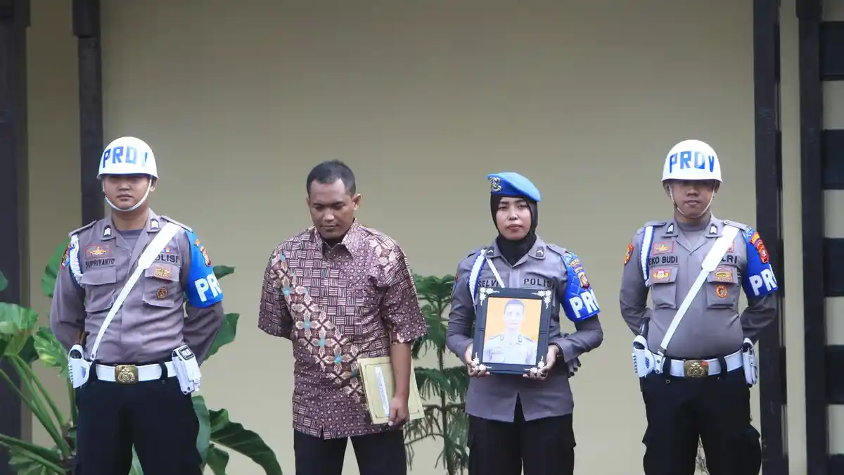 Kombes Pol Muhammad Pimpin Upacara Pemecatan 2 Anggota Polresta Pontianak - pemecatan-tidak-hormat-05.jpg