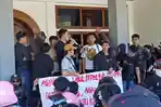 Warga-Paleleng-saat-menggelar-demonstrasi-di-Kantor-Bupati-Pinrang-Senin-1442025.jpg