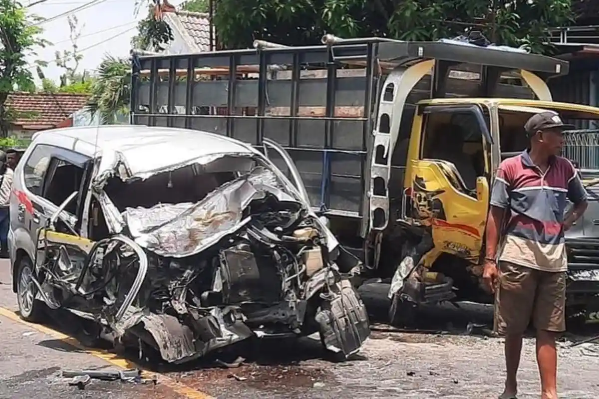 Kecelakaan Maut di Bojonegoro Avanza Tabrak Truk, 6 Nyawa Melayang, Diduga Sopir Mengantuk