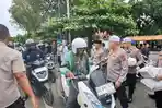 Bahagia Ojol dan Warga di Banjarbaru Dapat Takjil dari Polda Kalsel, Dimasak Langsung Anggota Brimob