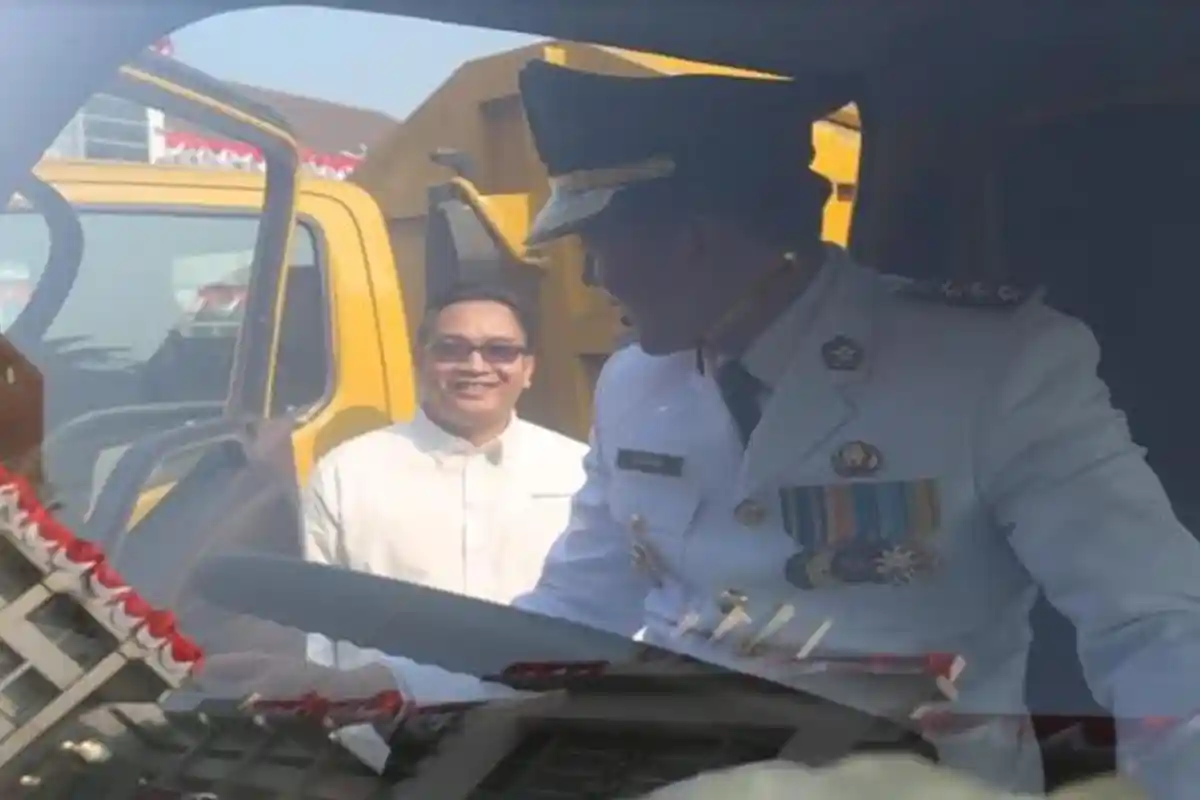 PTBA Serahkan Bantuan Truk Arm Roll hingga Mesin Pemusnah Sampah untuk Pemkab Muara Enim