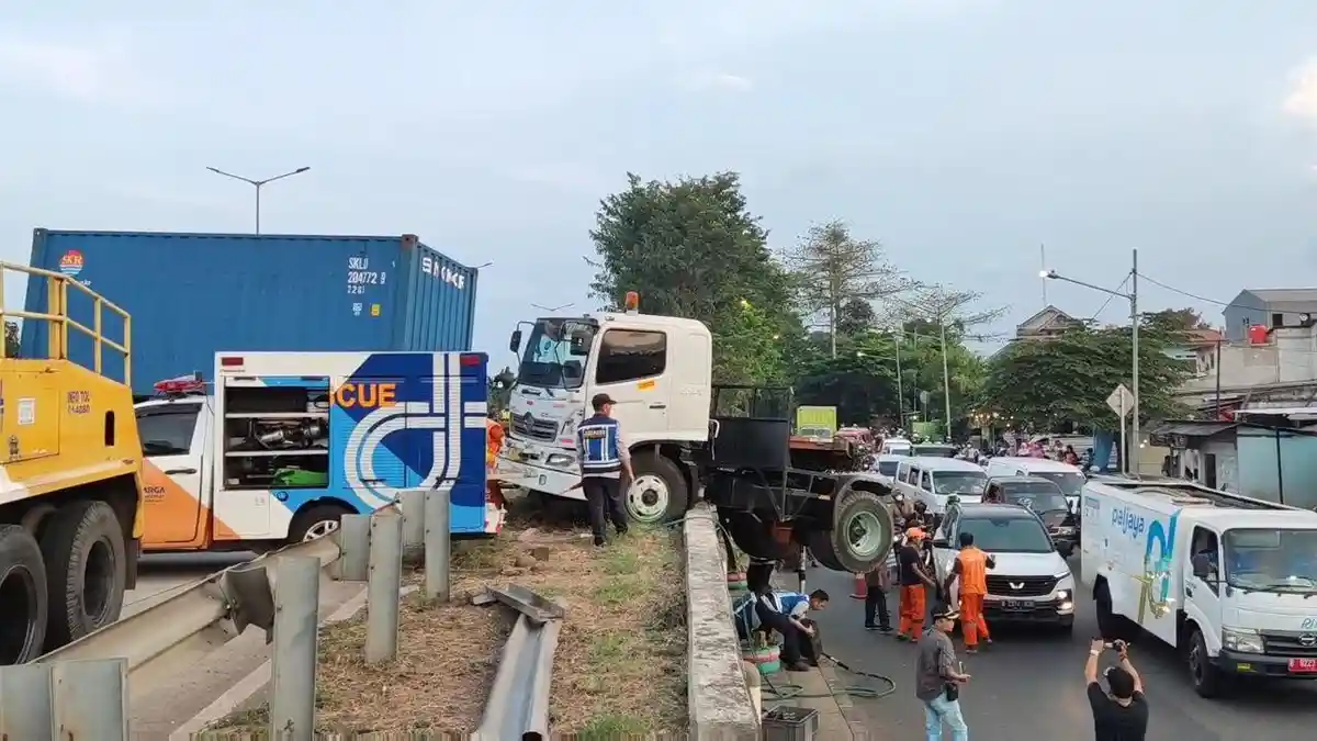 Tabrak Pembatas Jalan Tol, Truk Kontainer Nyaris Terjun ke Jalur Arteri di Cakung
