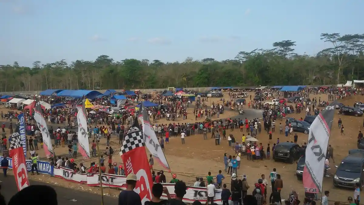 Serunya Roadrace di Sirkuit Gareccing Sinjai Sore Ini
