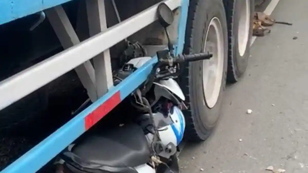 TRAGIS! Gagal Nyalip, Pemotor Wanita Tewas Usai Tertabrak Truk di Gresik, Anaknya Selamat dari Maut