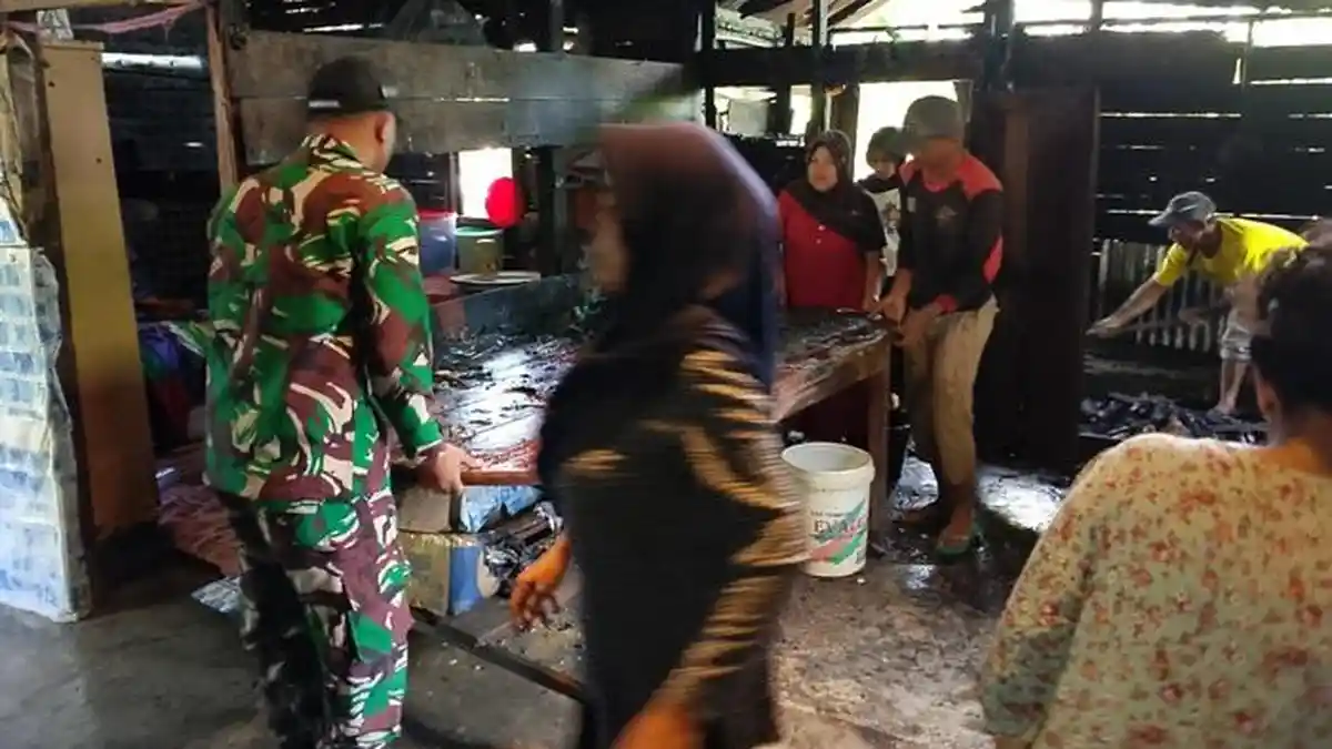 Dapur Rumah Lansia di Abdya Terbakar, Selain Bantu Pemadaman, BPBK Juga Salur Bantuan Masa Panik