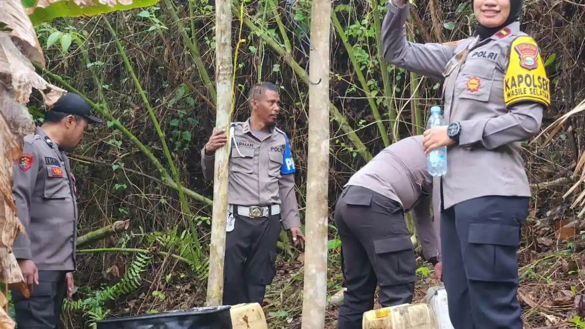 Ipda Nurmala Ismail dan Anggota Musnahkan Pabrik Miras di Hutan Halmahera Timur