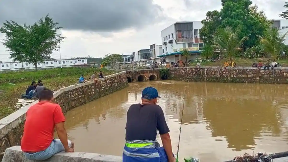 Musim Hujan Jadi Berkah Buat Warga Batam yang Hobi Mancing, Banyak Ikan Lepas