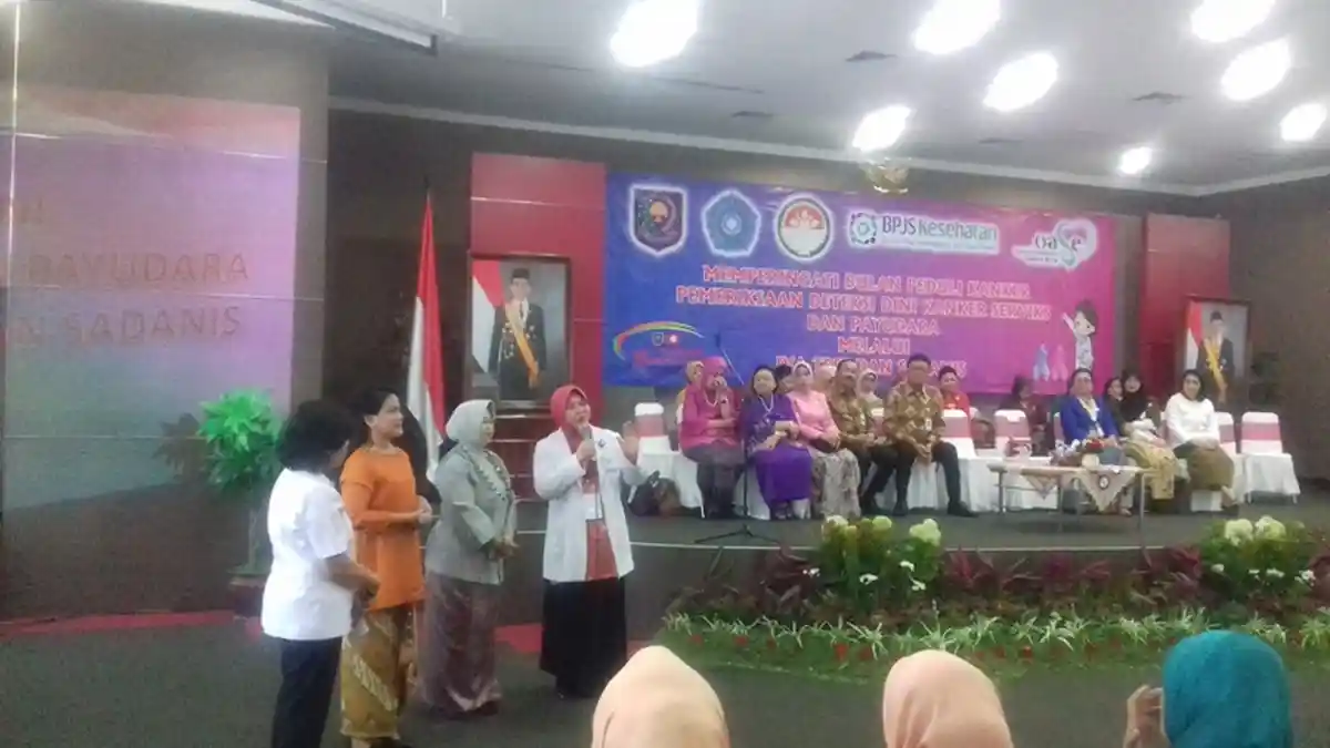Iriana Bagikan Souvenir yang Bersedia Berinteraksi Dengannya di Depan Panggung
