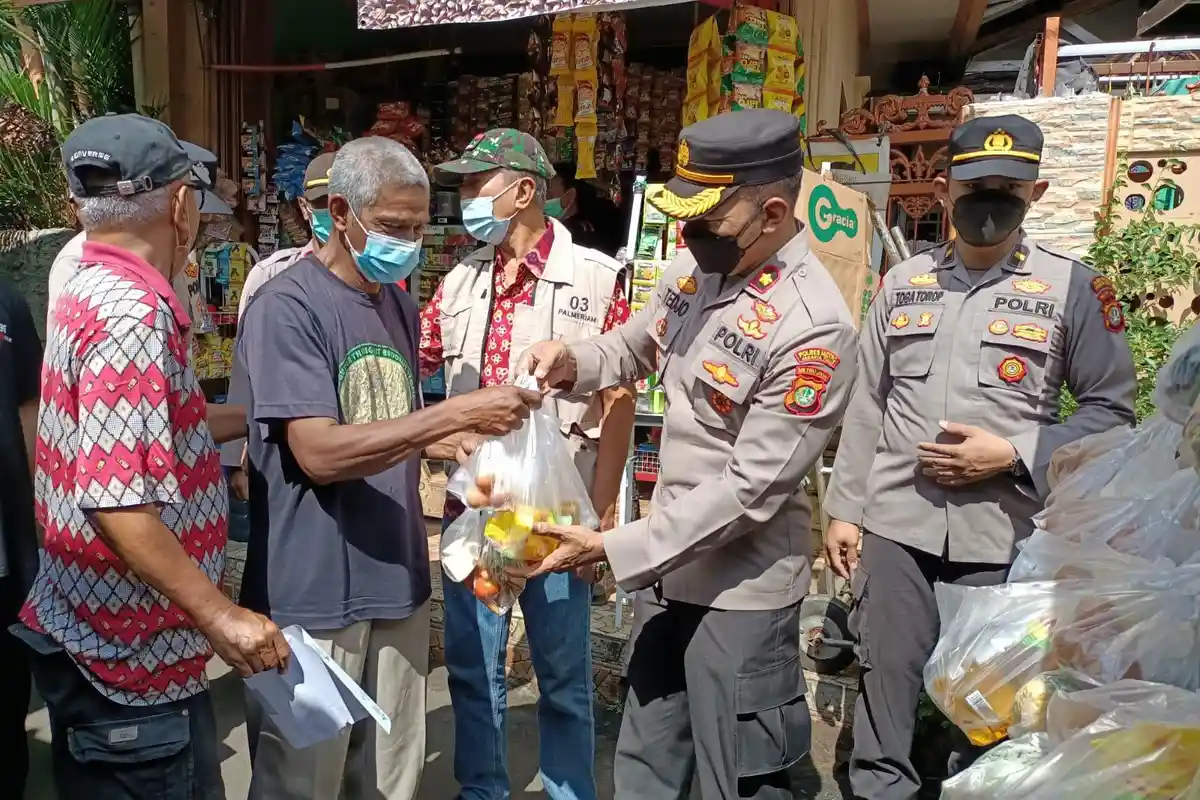 Kapolsek Matraman Borong Gerobak Sayur dan Bagikan Minyak Goreng untuk Warga yang Vaksin Booster