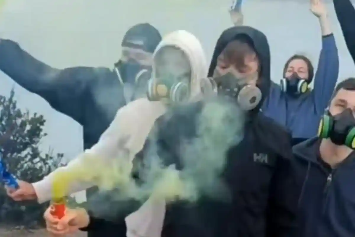 Viral Video Wisatawan Asing Nyalakan Flare di Puncak Gunung Ijen, Identitasnya Sulit Terdeteksi