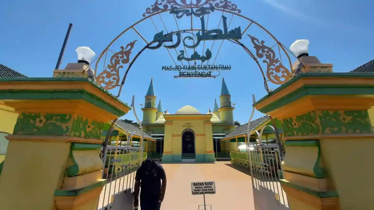 Masjid Raya Sultan Riau Pulau Penyengat Tanjungpinang Berbahan Putih Telor