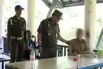 Kasatpol-PP-Gresik-AH-Sinaga-tengah-menepuk-pundak.jpg