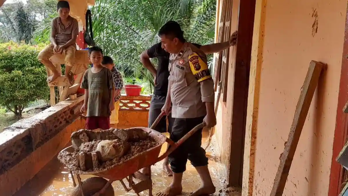 Personel Polri Turun Tangan Bersihkan Masjid Terdampak Longsor di Tapanuli Tengah