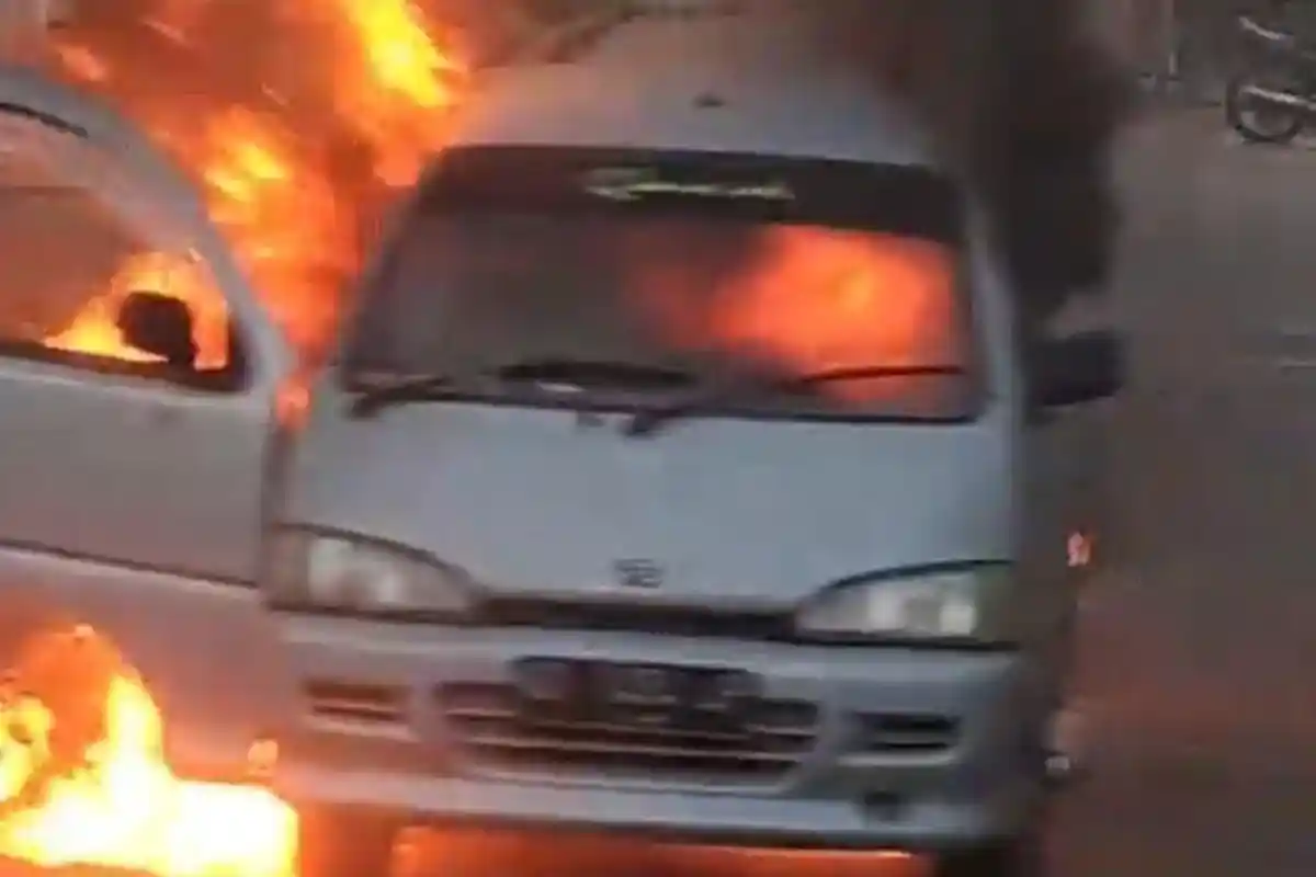 Detik-detik Mobil Terbakar di Karanganyar, Adegan Dramatis Sopir Dorong Menjauh dari SPBU