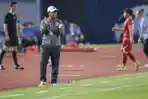 Pelatih-Timnas-Timor-Leste-Emral-Abusman-saat-mendampingi-tim-dalam-laga-melawan-Indonesia.jpg