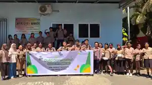 Penyerahan-simbolis-beasiswa-bantuan-pendidikan-Program-Gold-Generation-Pegadaian-Kanwil-V-Manado.jpg