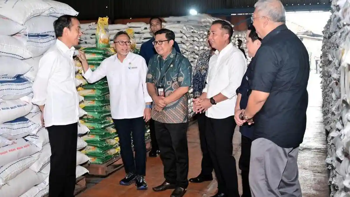 Santer Dibahas, Ini Alasan Jokowi Bagi-bagi Bansos Beras