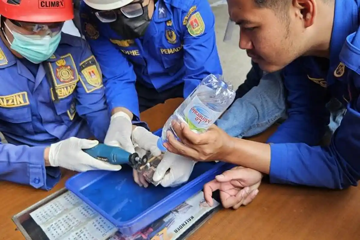 Pelajar di Magelang Minta Bantuan Damkar Lepas Cincin yang Tersangkut di Jarinya