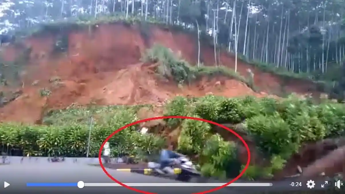 Video Tebing Longsor di Cianjur, Begini Nasib Pengendara Motor yang Lompat saat Melintas