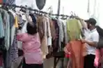 Berbagi Pakaian Bekas Layak Pakai