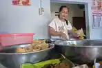 TERJEPIT-Penjual-nasi-pecel-Mbak-Yun-saat-melayani-pembeli-di-warungnya.jpg
