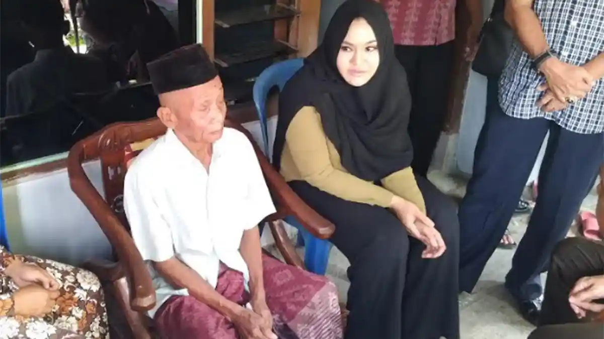 Bupati Mirna Kunjungi Rumah Duka Korban Tawuran Pelajar