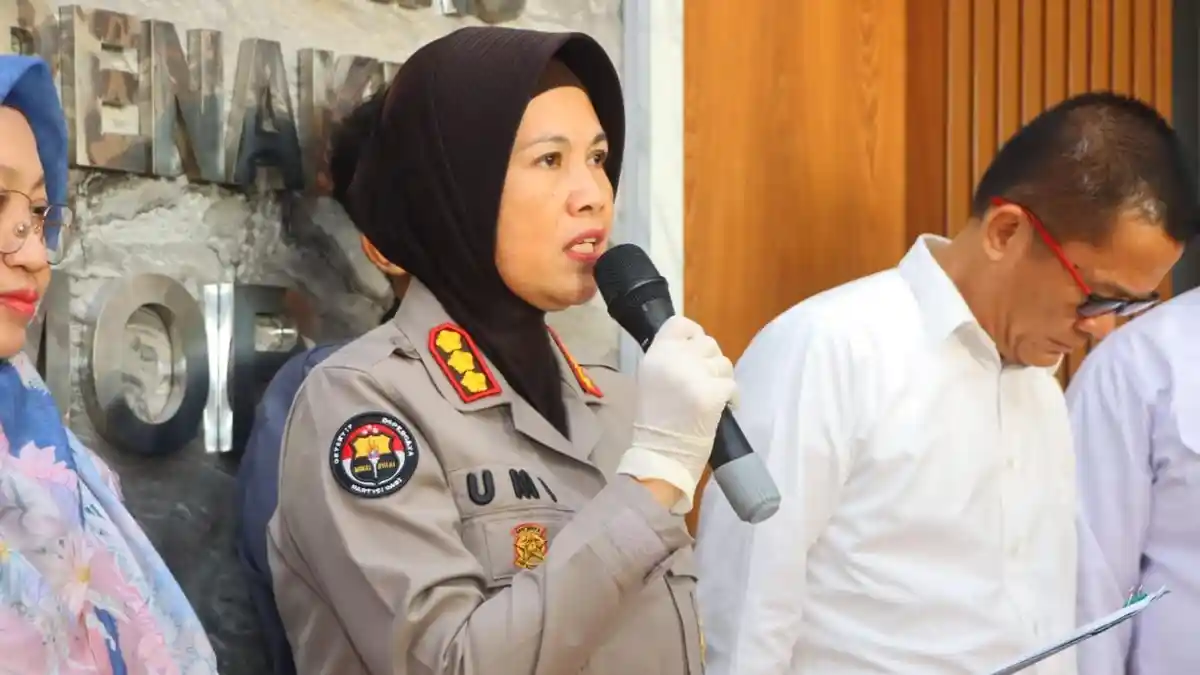 Kabid Humas Polda Lampung Serahkan Motor Hasil Curian Komplotan YE ke Pemiliknya