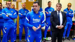 xavi-hernandez-saat-memberikan-arahan.jpg