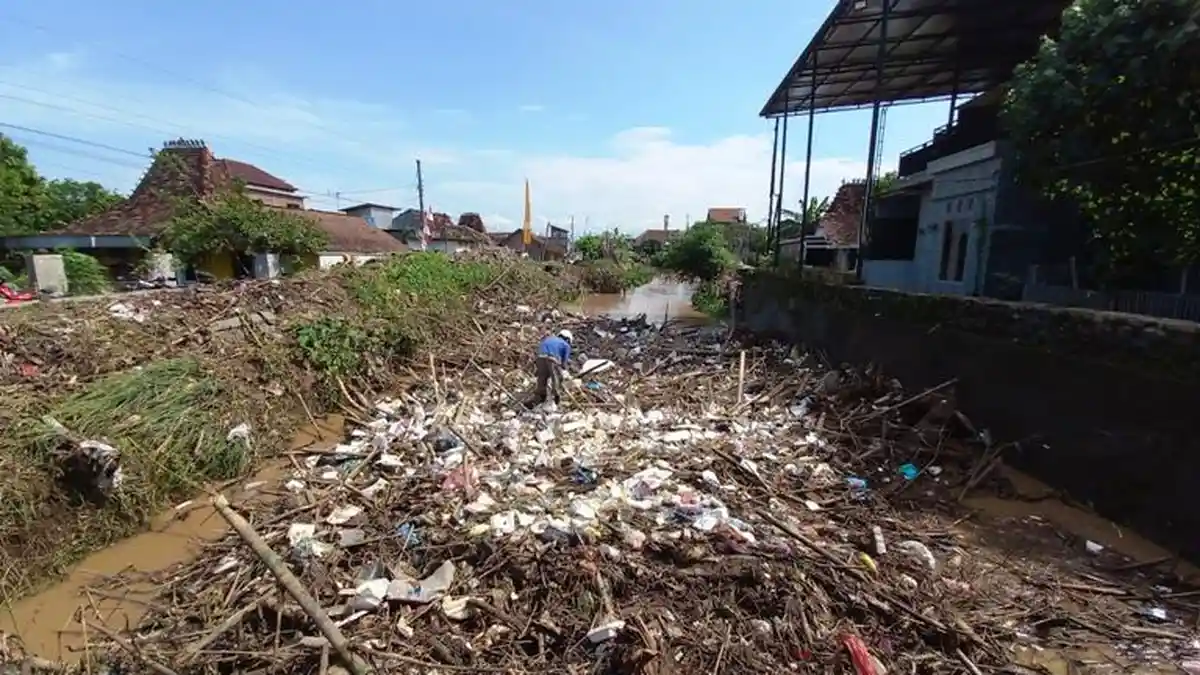 Sampah Menumpuk di Aliran Sungai Desa Kesambi Kudus Tak Kunjung Tuntas 