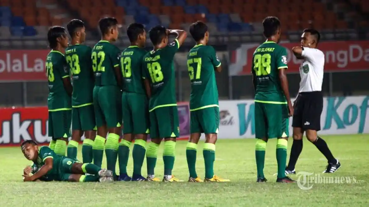 Jelang Laga Persib Bandung vs Persebaya Surabaya, Aji Santoso Buka-bukaan Kondisi Pemain Bajul Ijo