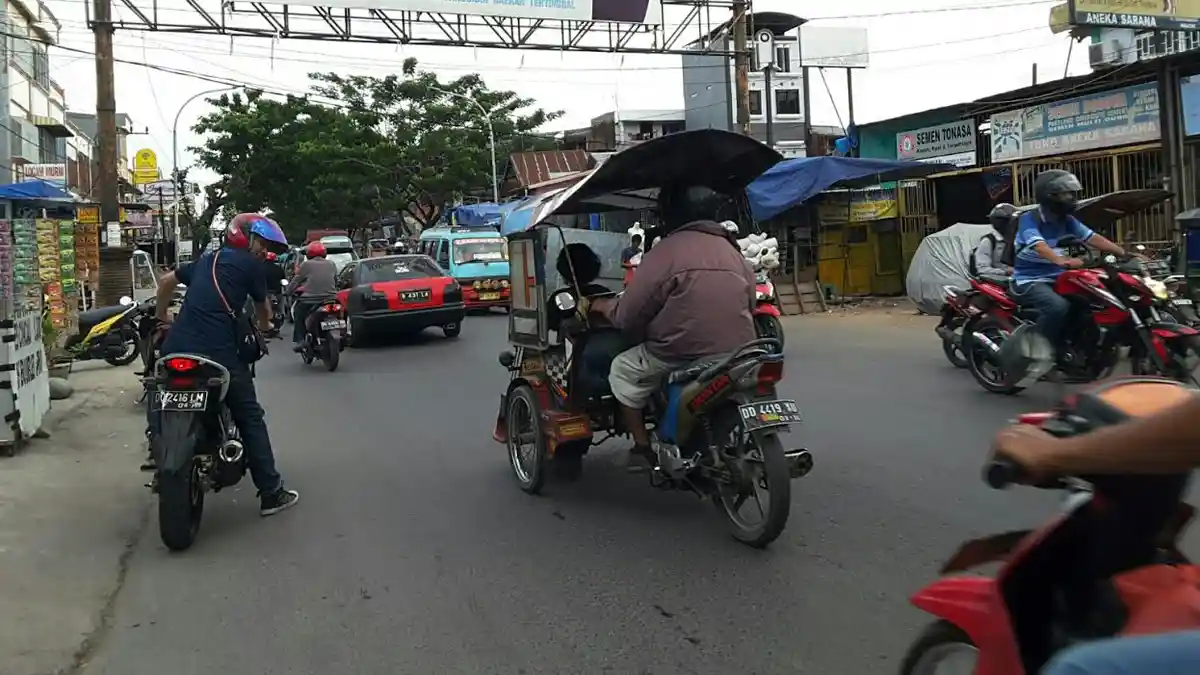 Pukul 16.42 Wita, Lalulintas di Depan Pasar Senggol Ramai Lancar