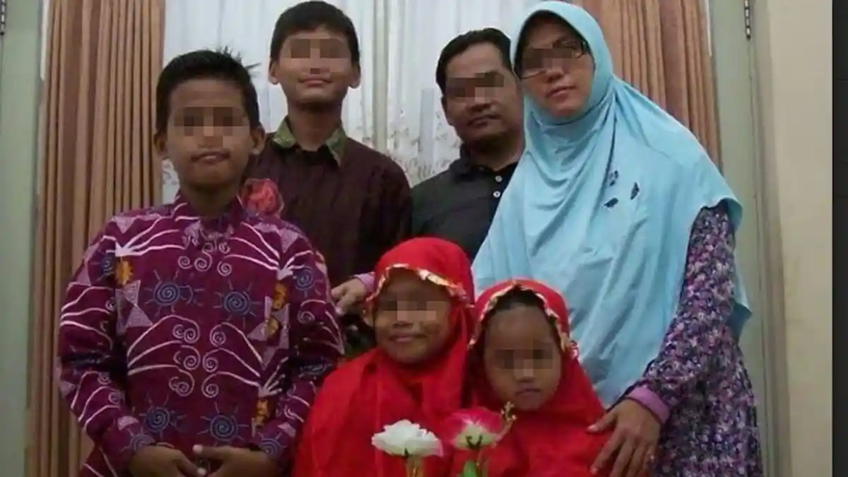 Jasadnya Sempat Ditolak, Ini Kisah Ibu yang Ajak Anaknya Bom Bunuh Diri, Pernah S2 di Australia