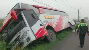 kecelakaan-di-jombang-Bus-Mira-tergelincir-di-Jalan-Raya-Desa-Sumbermulyo.jpg