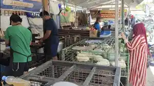 Penjual-ayam-potong-sedang-melayani-pe.jpg