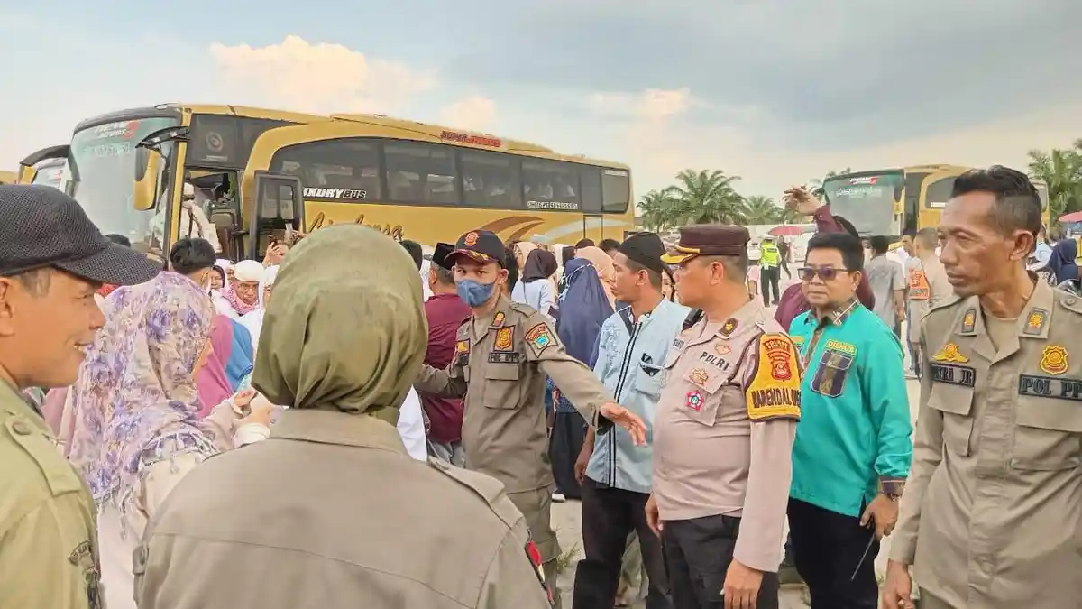Kabag Ops Polres Ogan Ilir Pimpin Pengamanan Kepulangan 263 Jamaah Haji