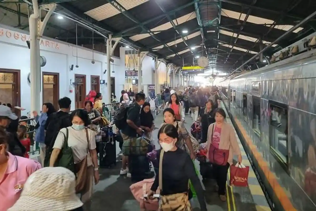 Nataru  2024-2025:  KAI Menambah Gate di Pintu Timur Stasiun Yogyakarta 