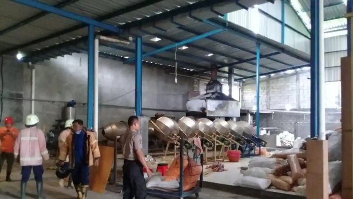 Pabrik Snack di Karanganyar Terbakar, Diduga dari Sini Sumber Apinya