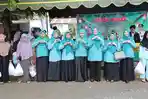 Pemkab HSS Gelar Pasar Murah di Kalumpang, Ketua PKK Pantau Pastikan Warga Dapat Sembako Terjangkau